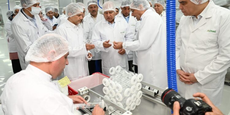 وزير الصناعة يفتتح خط إنتاج مرشحات الغسيل الكلوي ومصنع محاليل الغسيل الكلوي بطاقة 40 مليون لتر سنويًا بشركة «أولميد ميدل إيست»