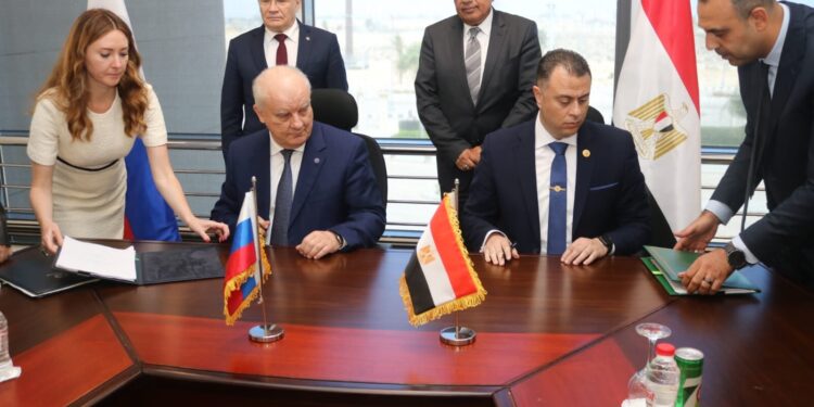 مصر وروسيا توقعان بروتوكولاً مكملًا للاتفاقية الحكومية الخاصة بالتعاون فى بناء وتشغيل محطات الطاقة النووية