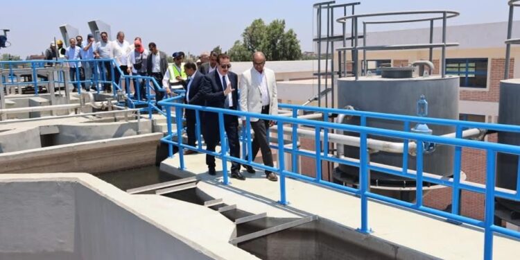 نائب وزير الإسكان: مد وتوسعة وتحسين خدمات الصرف الصحي بـ 31 منطقة ريفية بمحافظة المنوفية