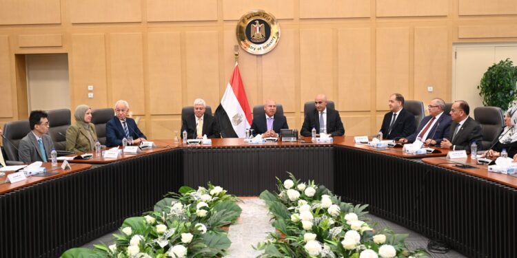 وزير الصناعة ووزيرا التعليم العالي  والتربية والتعليم يشهدون توقيع بروتوكول تعاون لاستقبال طلاب معهد الكوزن المصري الياباني بمركز مصلحة الكفاية الإنتاجية