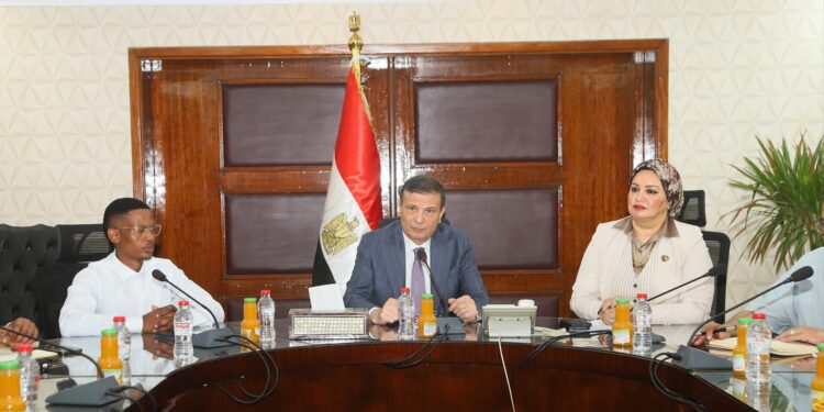وزير الزراعة يبحث مع وفد النقابة العامة للعاملين بالبنوك والتأمينات بجنوب افريقيا سبل التعاون المشترك