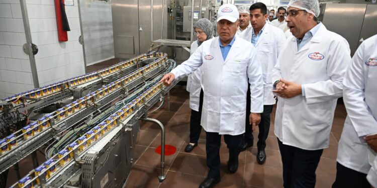 وزير الصناعة والنقل يتفقد 3 مصانع متخصصة في الصناعات الغذائية والمعدنية ومواد البناء بمدينة العبور الصناعية بمحافظة القليوبية