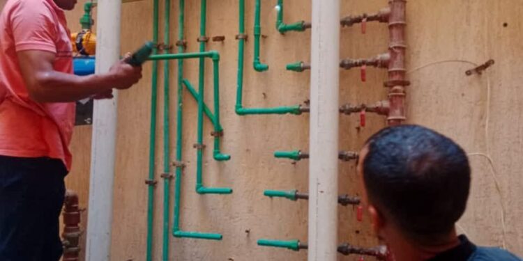 حملات لفصل وصلات المياه الخلسة وتحصيل المتأخرات بمدينتي النوبارية الجديدة والسادات