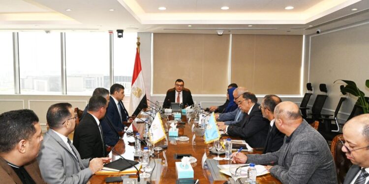 وزير الإسكان يتابع موقف مشروعات الإسكان بمحافظة بورسعيد
