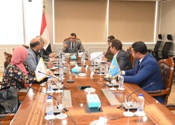 وزير الإسكان يتابع مشروع المماشى السياحية بمدينة الشيخ زايد