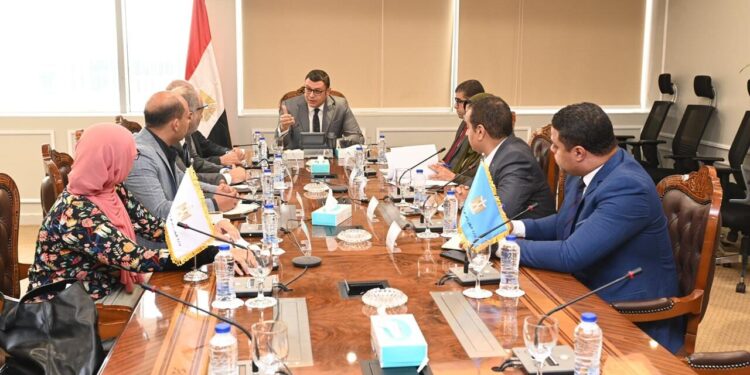 وزير الإسكان يتابع مشروع المماشى السياحية بمدينة الشيخ زايد