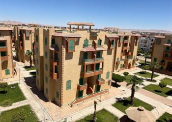 وزير الإسكان يتابع موقف المشروعات السكنية والبنية الأساسية والتطوير بعدة مدن بالصعيد