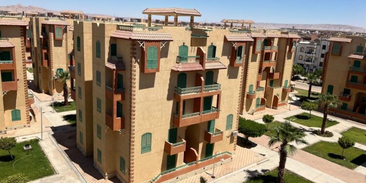 وزير الإسكان يتابع موقف المشروعات السكنية والبنية الأساسية والتطوير بعدة مدن بالصعيد