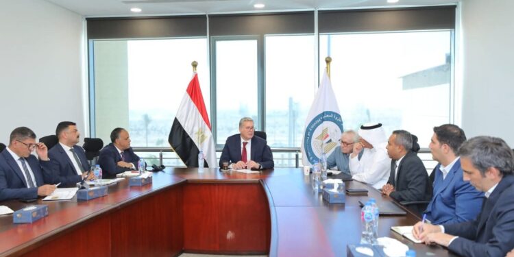 البترول يبحث مع شركات عالمية ومحلية آليات تنفيذ مشروع المسح الجوي لتحديث قاعدة بيانات الثروات التعدينية بمصر