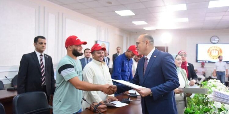  لفتح أسواق عمل جديدة ..  وزير العمل يُسلم عقود عمل جديدة لكوادر مصرية اجتازوا الاختبارات للعمل بشركة مقاولات في البوسنة والهرسك