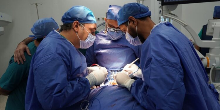 بمشاركة خبراء دوليين .. «هيئة الرعاية الصحية»11 جراحة لاستئصال أورام مخية مستعصية أجراها الفريق المصري الكوري بمستشفى السلام ببورسعيد