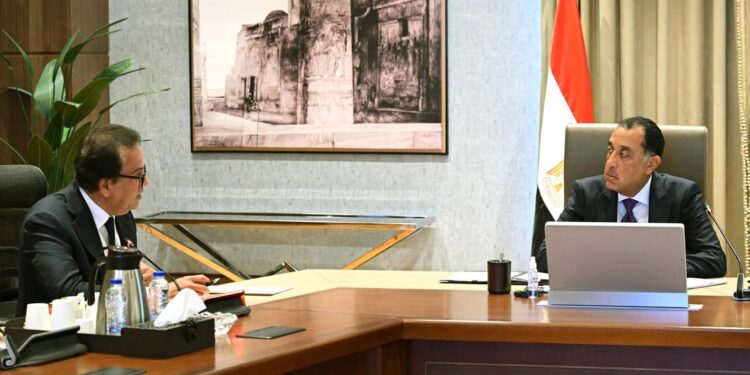 رئيس الوزراء يتابع موقف توافر الأدوية والمستلزمات الطبية .. ويوجه بسرعة سداد الجهات الحكومية لمختلف المديونيات المستحقة للهيئة المصرية للشراء الموحد