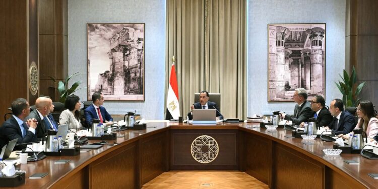 باستثمارات 90 مليون يورو .. رئيس الوزراء يستعرض مشروعًا لاستغلال مواقع خام الرمال الكاولينية مع شركة «انكوم»