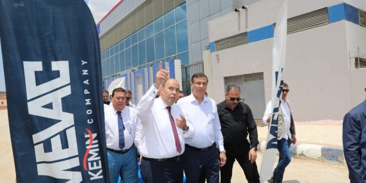 وزير الزراعة ومحافظ الشرقية يتفقدان أكبر مصنع لإنتاج اللقاحات البيطرية في الشرق الأوسط وأفريقيا