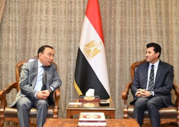 وزير الشباب والرياضة يلتقي سفير كازاخستان لبحث التعاون الثنائي