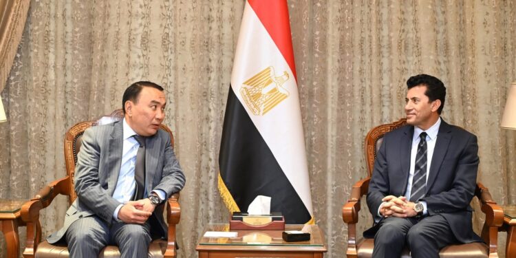 وزير الشباب والرياضة يلتقي سفير كازاخستان لبحث التعاون الثنائي