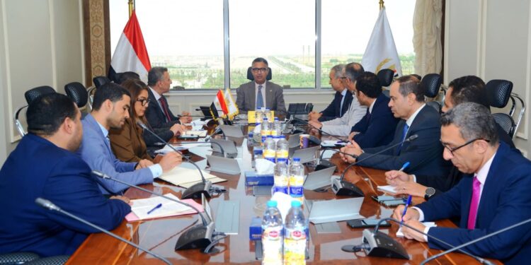 وزير التموين والتجارة الداخلية يعقد اجتماعًا لمناقشة ضوابط موسم الأوكازيون الصيفي وسبل أحكام الرقابة على الأسواق