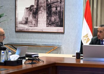 رئيس الوزراء يتابع مع وزير قطاع الأعمال العام الموقف التنفيذي لمشروع تطوير صناعة الغزل والنسيج