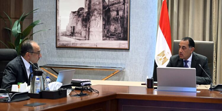 رئيس الوزراء يتابع مع وزير قطاع الأعمال العام الموقف التنفيذي لمشروع تطوير صناعة الغزل والنسيج