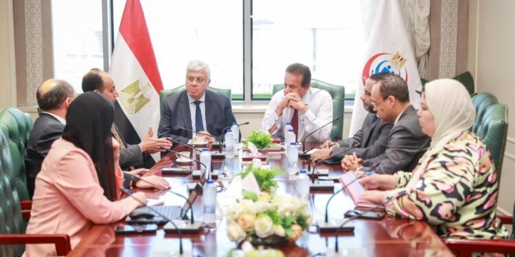 نائب رئيس مجلس الوزراء ووزير الصحة والسكان يناقش مع وزير التعليم العالي والبحث العلمي تعزيز التعاون في مجال البحث العلمي لعلاج الأورام السرطانية