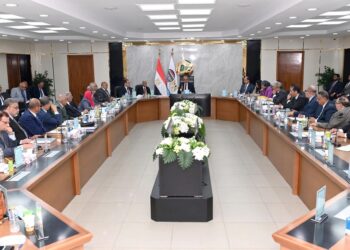 وزير قطاع الأعمال العام: «القابضة للغزل» تستهدف أرباحًا لأول مرة منذ عقود.. وإيرادات متوقعة تتجاوز 19 مليار جنيه