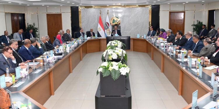 وزير قطاع الأعمال العام: «القابضة للغزل» تستهدف أرباحًا لأول مرة منذ عقود.. وإيرادات متوقعة تتجاوز 19 مليار جنيه