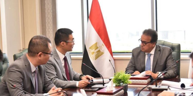 نائب الوزراء للصحة يبحث مع رئيس «هواوي» العالمية تعزيز التعاون في الذكاء الاصطناعي والتحول الرقمي