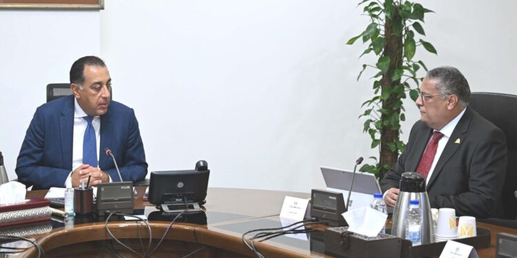 رئيس الوزراء يتابع مع «رئيس اقتصادية المثلث الذهبي» عدداً من ملفات العمل