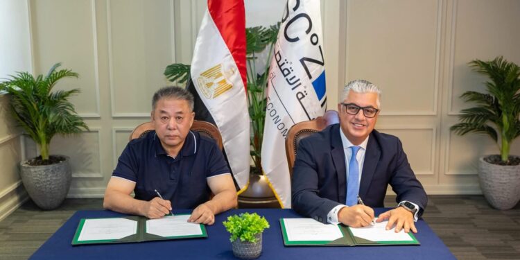 باستثمارات 22,6 مليون دولار.. رئيس اقتصادية قناة السويس يوقع عقد إنشاء مصنع تشانجتشو رامادا- Changzhou RAMADA لصناعة المنسوجات بالقنطرة غرب