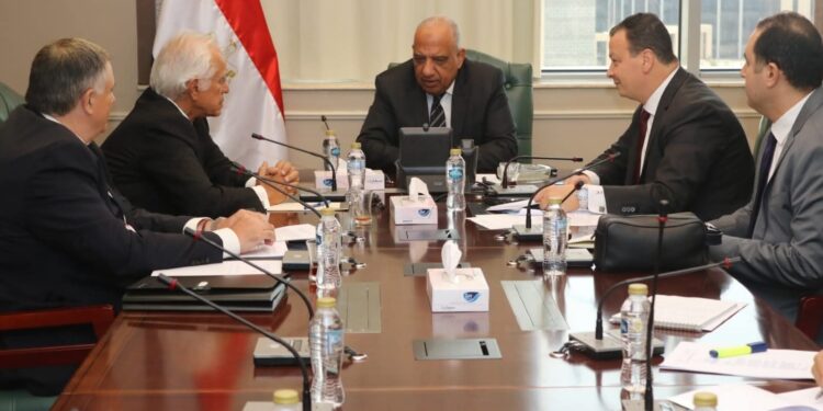وزير الكهرباء يلتقي رئيس مجموعة «كوبولوزيس اليونانية» لبحث مستجدات تنفيذ مشروع الربط الكهربائي بين مصر واليونان