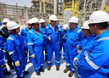 وزير البترول يتفقد مشروعات زيادة الإنتاج بمعامل تكرير البترول بالسويس لخفض الفاتورة الاستيرادية