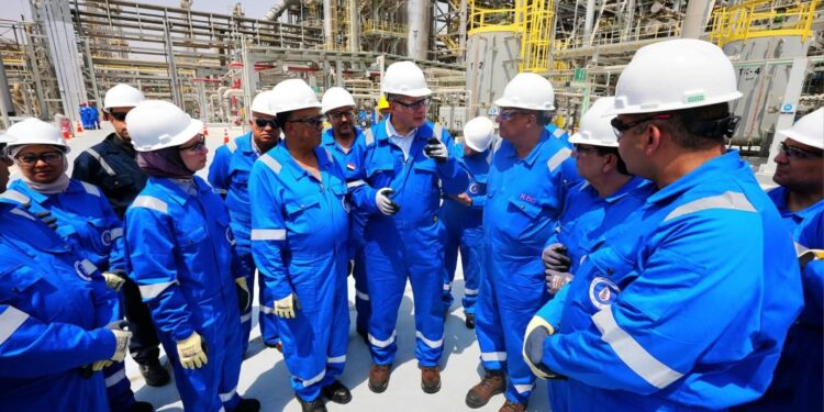 وزير البترول يتفقد مشروعات زيادة الإنتاج بمعامل تكرير البترول بالسويس لخفض الفاتورة الاستيرادية