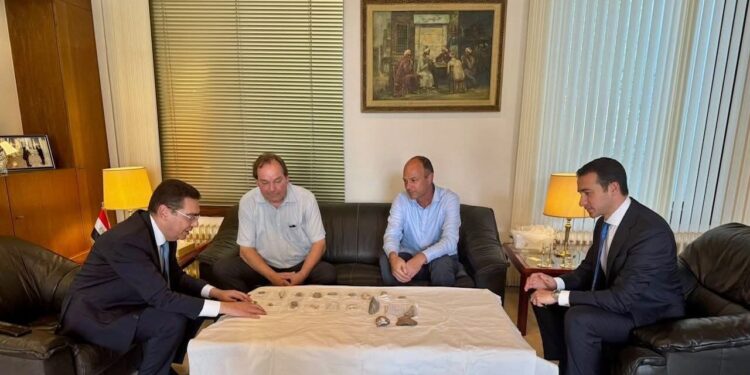 مصر تتسلم مجموعة من القطع الأثرية من هولندا تنتمي لحقب زمنية مختلفة من الحضارة المصرية القديمة