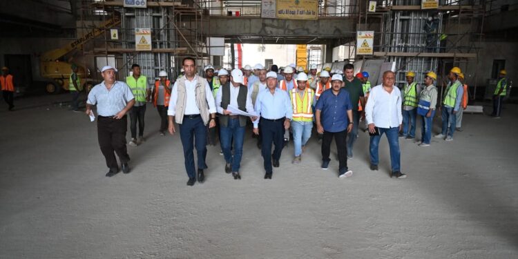 وزير الصناعة والنقل يتابع التقدم في أعمال التشطيبات النهائية لمحطات الخط الأول من شبكة القطار الكهربائي السريع وأعمال تركيب قضبان السكك الحديدية