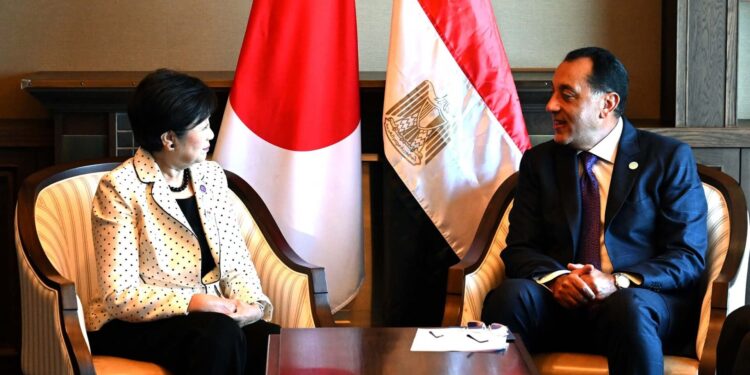 على هامش قمة تيكاد 9 التي تستضيفها اليابان: رئيس الوزراء يلتقي محافظ طوكيو لبحث مجالات التعاون المشترك