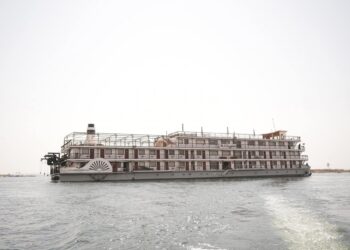 الشركة البورسعيدية للأعمال الهندسية والإنشاءات البحرية تنجح في صيانة الفندق العائم أوجيني بأسوان.. وإنزاله للمياه بحضور سفراء أفارقة