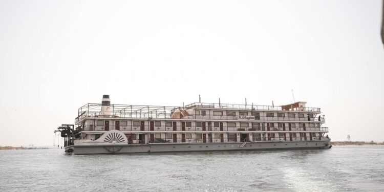 الشركة البورسعيدية للأعمال الهندسية والإنشاءات البحرية تنجح في صيانة الفندق العائم أوجيني بأسوان.. وإنزاله للمياه بحضور سفراء أفارقة