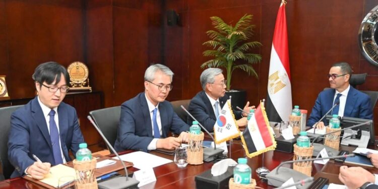 وزير الاستثمار يستقبل سفير دولة كوريا الجنوبية بالقاهرة لبحث سبل تعزيز العلاقات الاقتصادية المشتركة بين البلدين