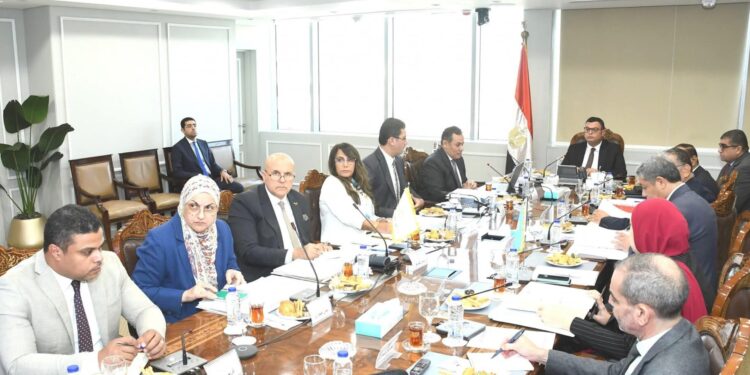 وزير الإسكان يترأس اجتماع مجلس إدارة الهيئة العامة للتنمية السياحية لمتابعة موقف المشروعات التي تنفذ