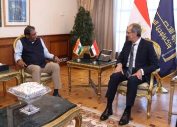 وزير الاتصالات يبحث مع سفير الهند بالقاهرة تعزيز سبل التعاون بالعديد من القطاعات