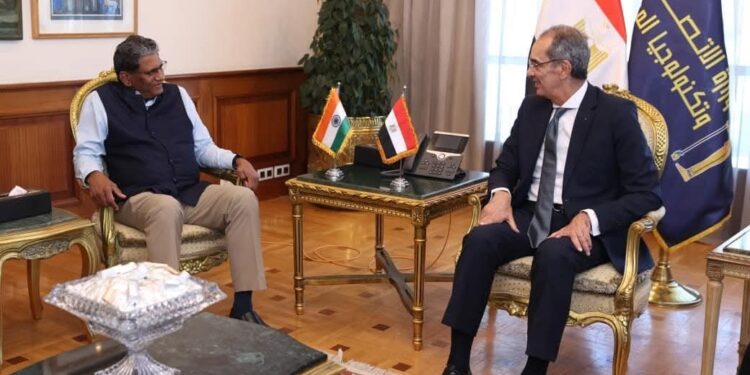 وزير الاتصالات يبحث مع سفير الهند بالقاهرة تعزيز سبل التعاون بالعديد من القطاعات