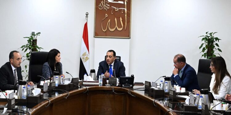 رئيس الوزراء يناقش زيادة الاعتمادات المالية المخصصة لصيانة المنشآت الحكومية والمرافق في موازنة الدولة