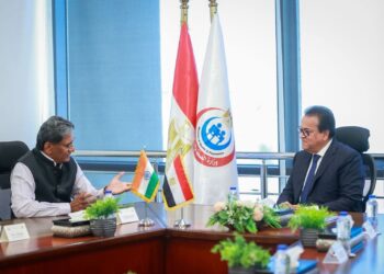  نائب رئيس الوزراء للصحة يبحث مع السفير الهندي تعزيز التعاون في الرعاية الصحية والتكنولوجيا وإنتاج اللقاحات