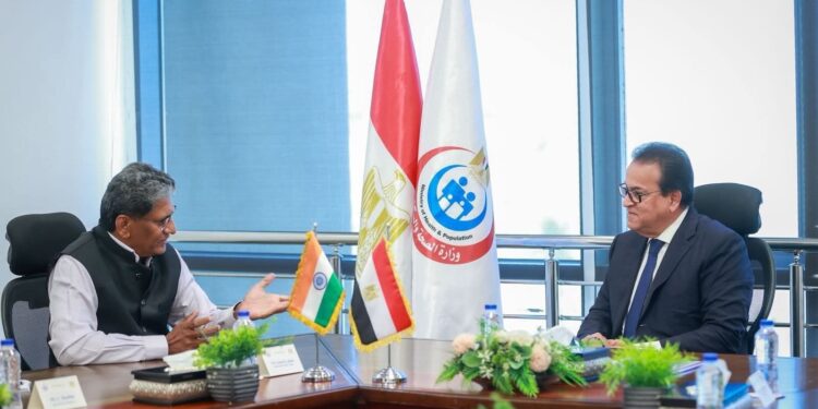  نائب رئيس الوزراء للصحة يبحث مع السفير الهندي تعزيز التعاون في الرعاية الصحية والتكنولوجيا وإنتاج اللقاحات