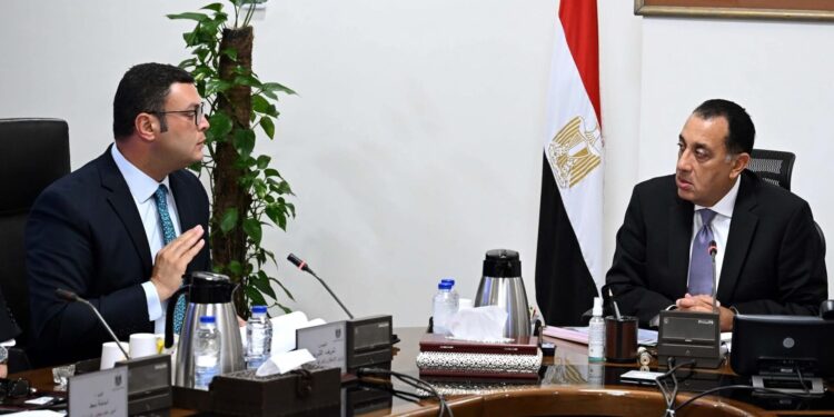 رئيس الوزراء يتابع مع وزير الإسكان موقف «سكن لكل المصريين» ومبادرة «بيتك في مصر» المقرر طرحها للمصريين بالخارج