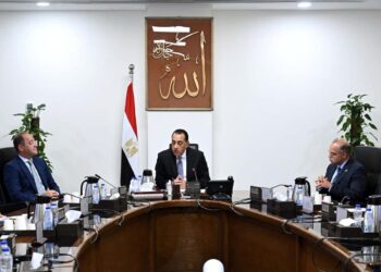 بحضور وزير المالية: رئيس الوزراء يجتمع برئيس هيئة الرقابة المالية ورئيس البورصة في أول أيام عمل رئيسها الجديد