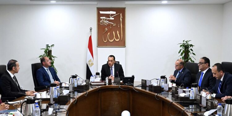 بحضور وزير المالية: رئيس الوزراء يجتمع برئيس هيئة الرقابة المالية ورئيس البورصة في أول أيام عمل رئيسها الجديد