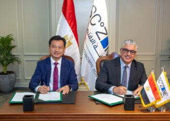 باستثمارات 130 مليون دولار أمريكي.. رئيس اقتصادية قناة السويس يوقع عقد مشروع شركة «إيفرفار» الصينية لصناعة المنسوجات والملابس الجاهزة بمنطقة القنطرة غرب الصناعية