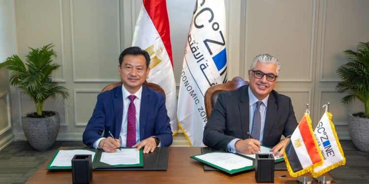 باستثمارات 130 مليون دولار أمريكي.. رئيس اقتصادية قناة السويس يوقع عقد مشروع شركة «إيفرفار» الصينية لصناعة المنسوجات والملابس الجاهزة بمنطقة القنطرة غرب الصناعية