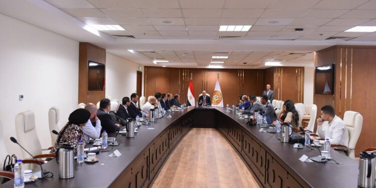 وزير العمل: البدء في تنفيذ حملة «سلامتك تهمنا» .. وتقديم الحماية والدعم لـ «عمال الدليفري» ..وإعداد قاعدة بيانات لهم